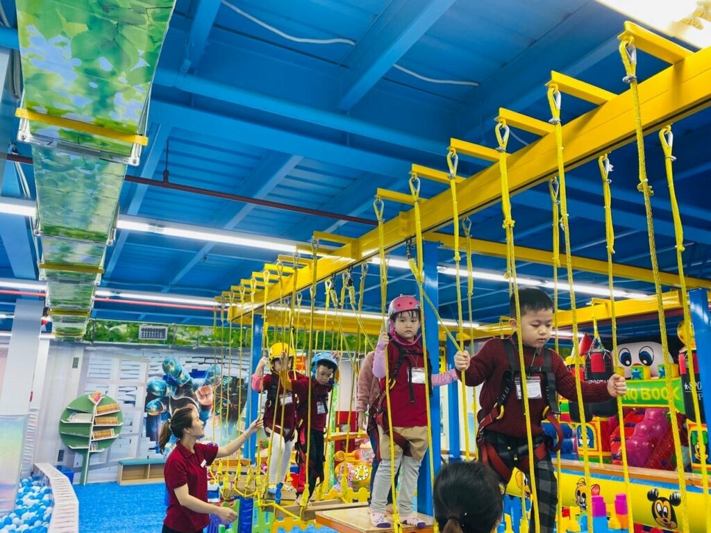 khu trò chơi vận động ở nhà sách tiến thọ